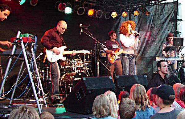 Rebecca mit Band