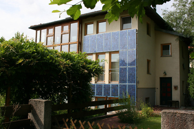 Solarzellen an einer Hausfassade in Purkersdorf