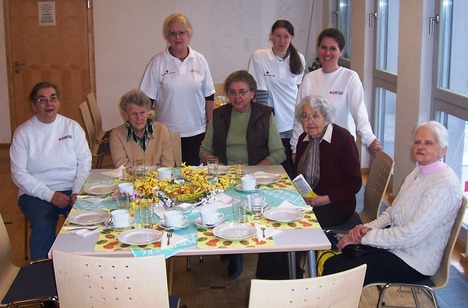 Osterjause: sitzend: Betreuerin Ilse Manger, Frau Schieszler, Maria Lechner, Margarete Bürbaumer, Frau Hebenstreit.